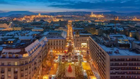 Verlichte kerstmarkt bij de St. Stephen Basilica in Budapest, Hongarije