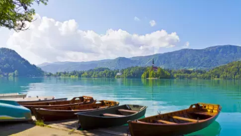 Slovenië, Meren van Bled, boten op het meer
