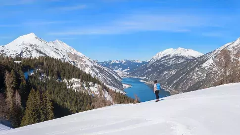 Wandelaar bij de Achensee in de winter 3