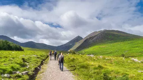 Wandelaars in de bergen van Snowdonia National Park in Wales Groot-Brittannië