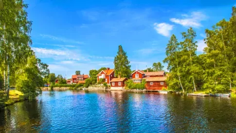 Typische rode huizen aan een meer in Zweden