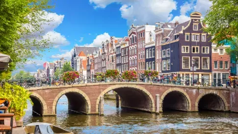 Typische oude huizen en brug in Amsterdam, Nederland