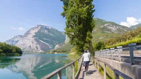 Fietsen langs het water bij Toblino, Zuid Tirol in Italië