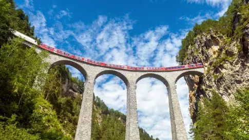 Trein op het Bernina spoor in de Alpen van Zwitserland