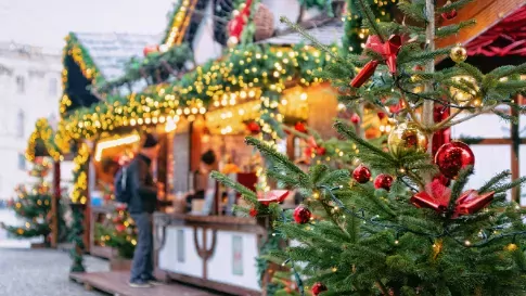 Verlichte kerstboom op de kerstmarkt in Berlijn, Duitsland
