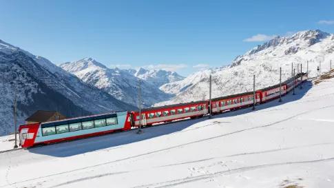 wintersfeer-in-zwitserland-per-trein-en-bus