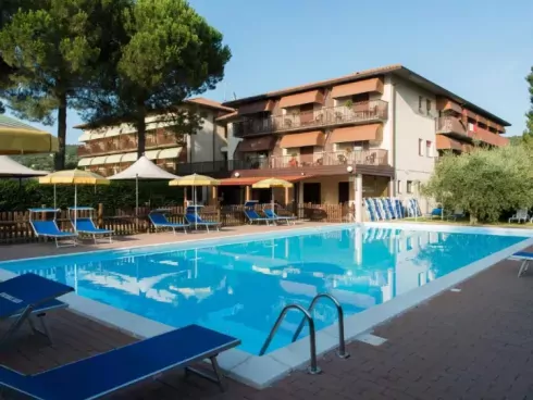 Buitenzwembad bij Hotel Torricella