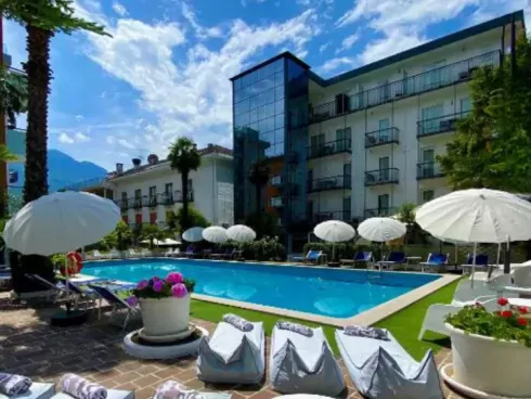 Italië - Riva del Garda - Hotel La Perla - Zwembad met ligbedden