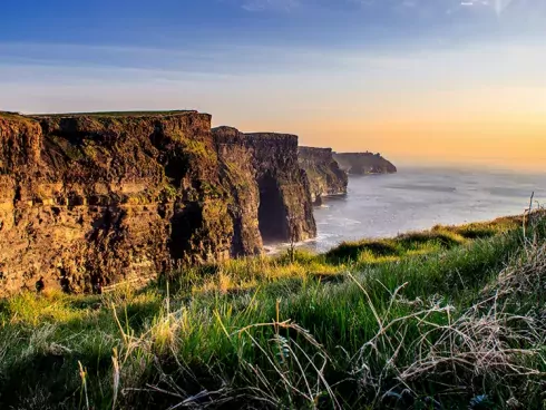 Cliffs of Moher tijdens zonsondergang in Ierland