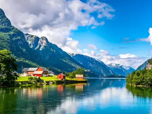 Noorwegen fjord met aan de kant gekleurde huisjes