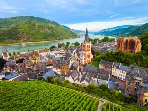 Bacharach antenne panoramisch uitzicht. Bacharach is een plaats in de Duitse deelstaat Rijnland-Palts, gelegen in de Rijnland-Palts.