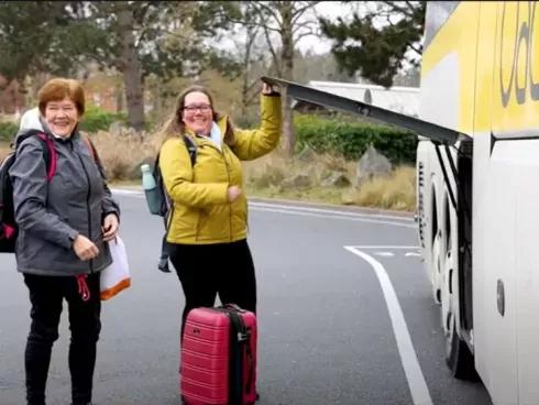 Willeke en haar moeder bij de Oad-bus