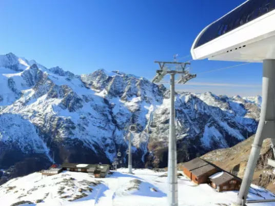 Gondel lift in de bergen van Saas Grund, Zwitserland