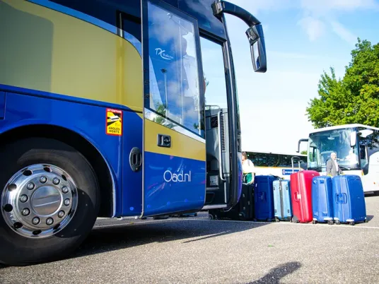 Excellent bus met koffers