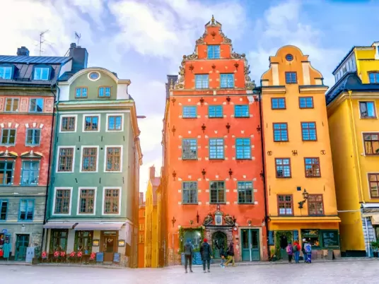 Kleurrijke huizen op Stortorget plein in Stockholm
