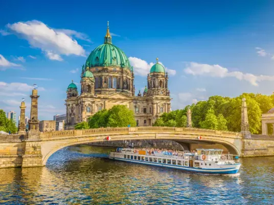 Excursieboot op de Spree langs de Dom van Berlijn, Museumeiland, Berlijn, Duitsland
