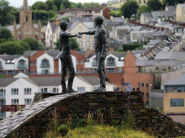 Noord-Ierland - Londonderry - Hands across the Divede Monument