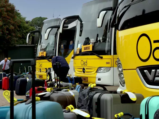 Oad bussen bij de opstapplaats Oad bussen bij de opstapplaats
