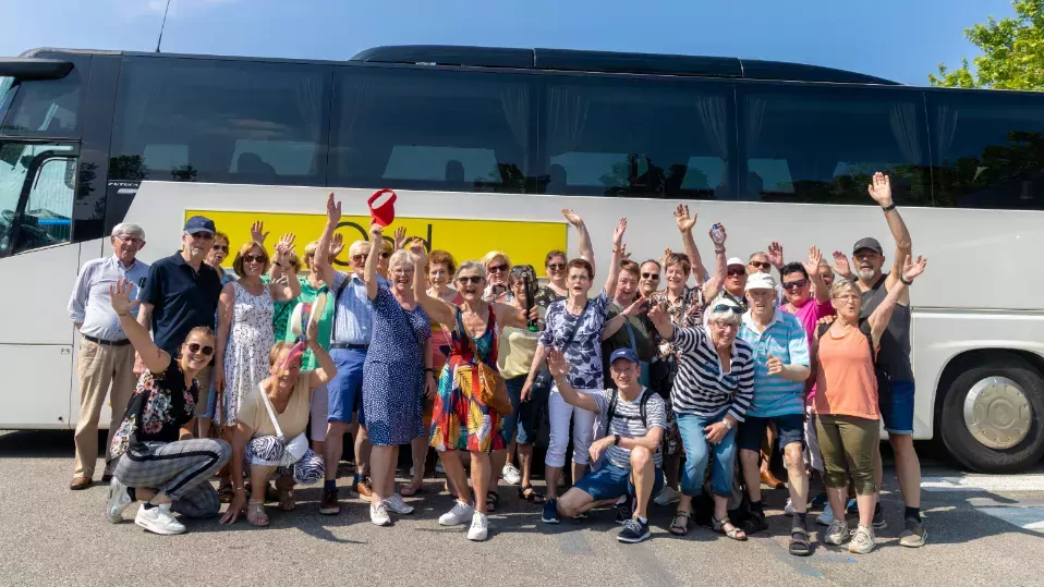 Groepsfoto in Garda bij de Oad Comfort Class bus