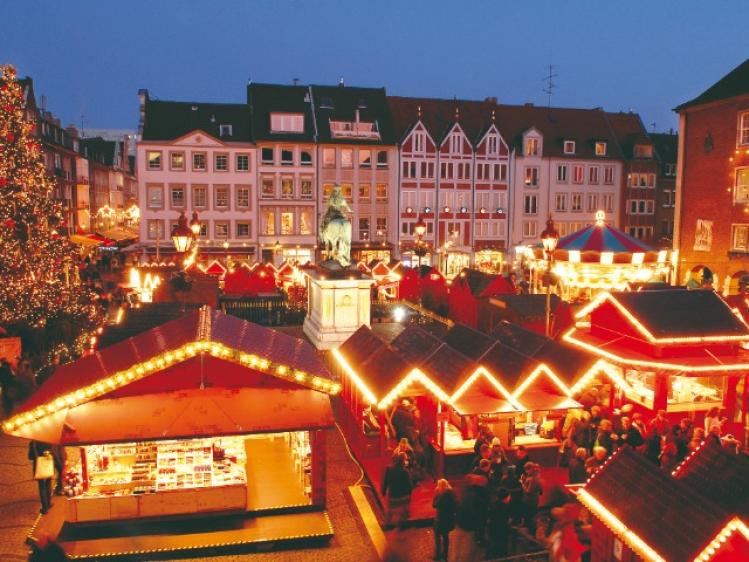 de-düsseldorf-kerstmarkt-met-standbeeld-(crop-two-640x480).jpg