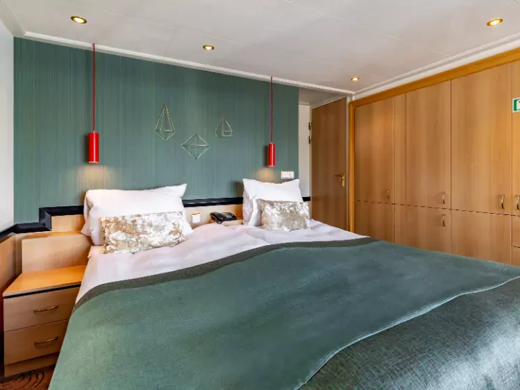 serenade_cabin (retouched) (1).webp