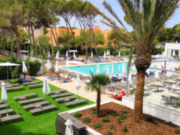 439-terraza-piscina-hotel.webp