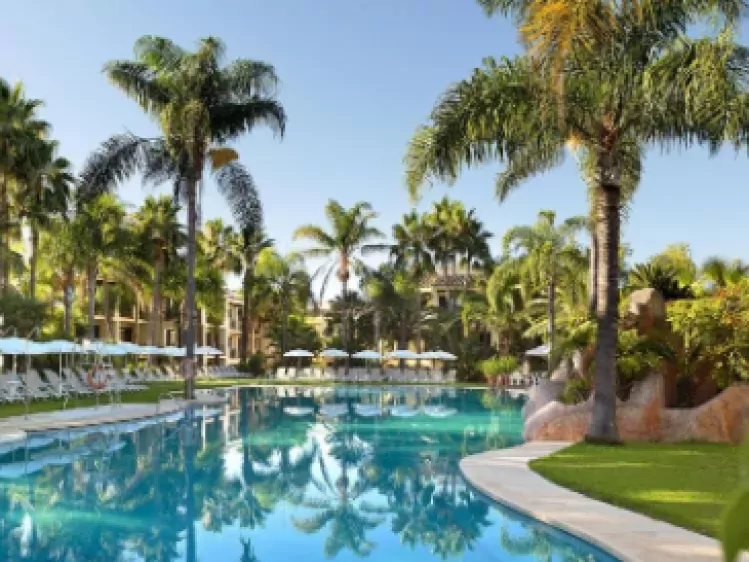 Hotel BlueBay zwembad.webp