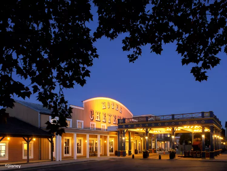 Ingang Disney Hotel Cheyenne in Disneyland Parijs