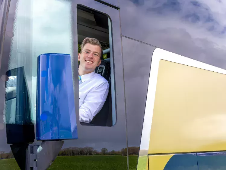 Chauffeur Melvin in Oad Excellent bus