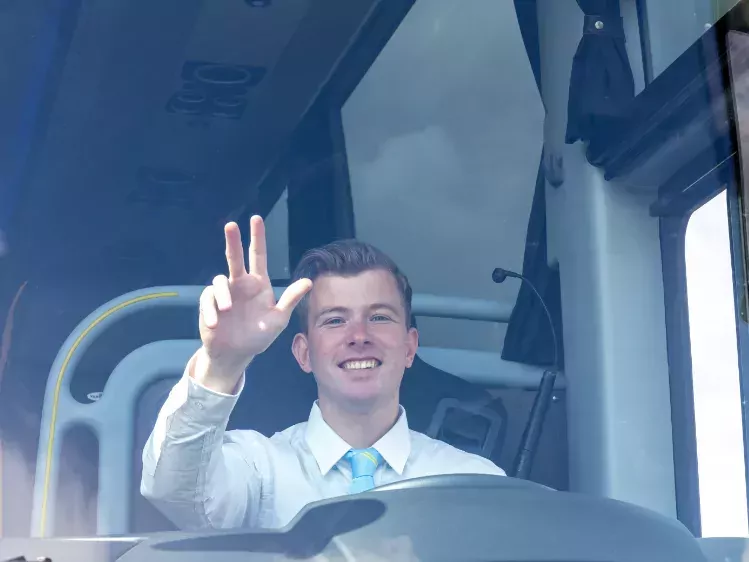 Chauffeur Melvin in de Excellent bus van Oad