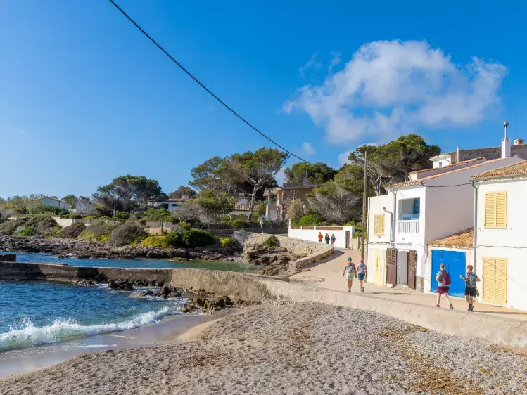 Wandelaars langs de kust dichtbij Capdepera in Mallorca