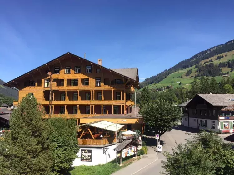 Vooraanzicht van Hotel Wildstrubel in Lenk