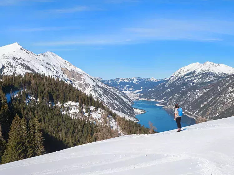 Wandelaar bij de Achensee in de sneeuw