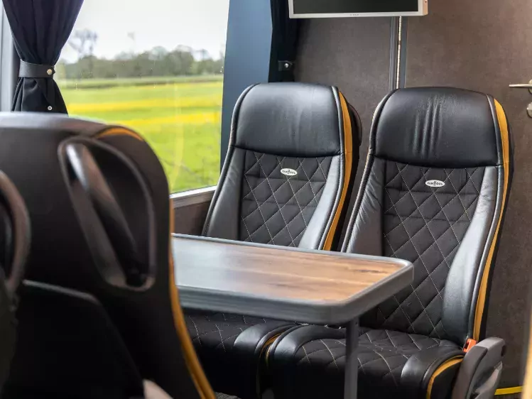 4-zit in de Excellent bus van Oad