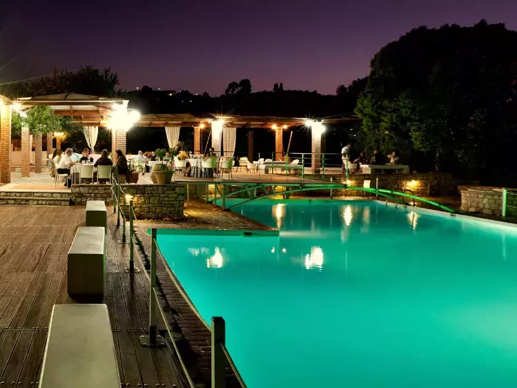 Buitenzwembad van Hotel Olympic Village