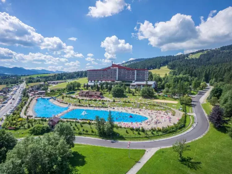 Hotel Mercure Kasprowy vooraanzicht met zwembad