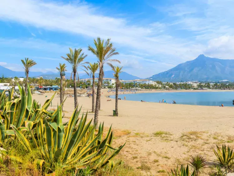 Strand dichtbij Puerto Banus marina