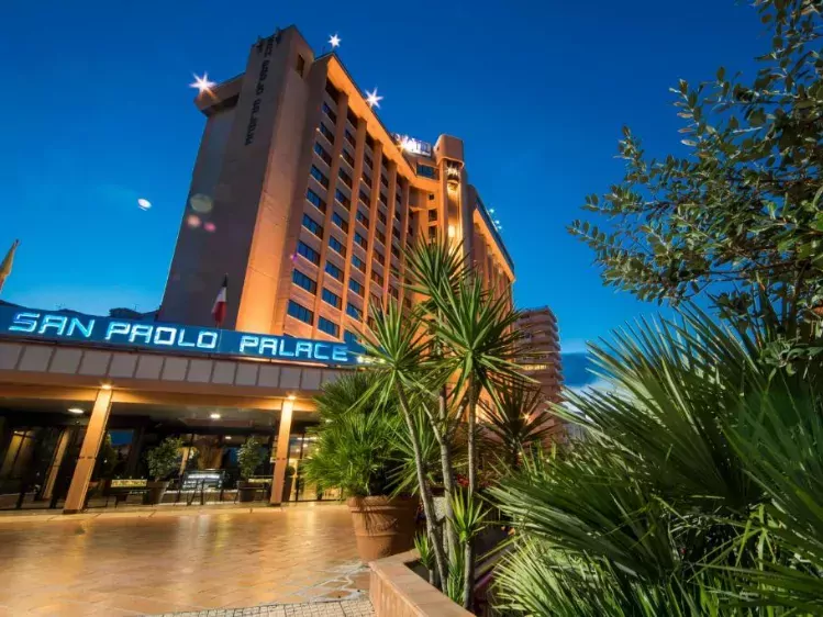 Vooraanzicht van Hotel San Paolo Palace in Palermo