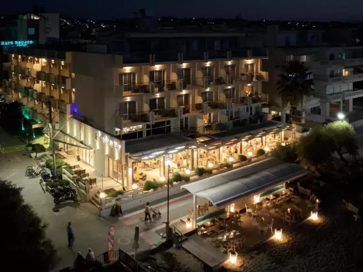 Vooraanzicht van Hotel Golden Star in Perea