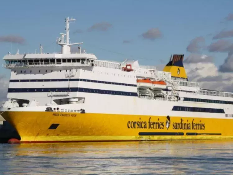 Zijaanzicht Ferrie Savona