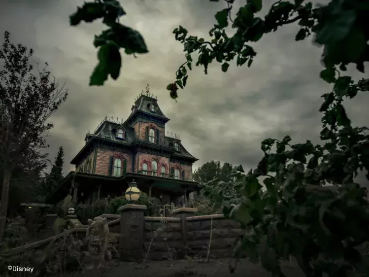 Disneyland Paris - Phantom Manor - Buitenaanzicht donker