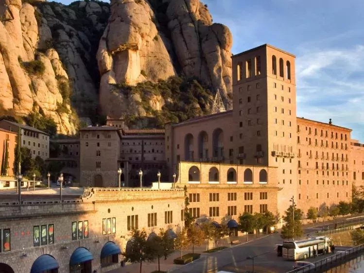 Vooraanzicht van Hotel Abat Cisneros in Monsterrat