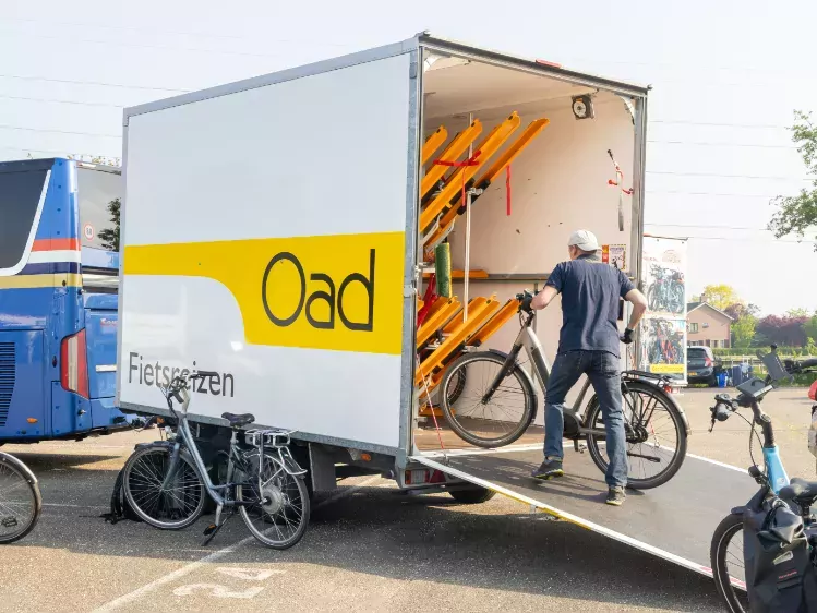 Fietsbegeleider Harrie in fietsaanhanger