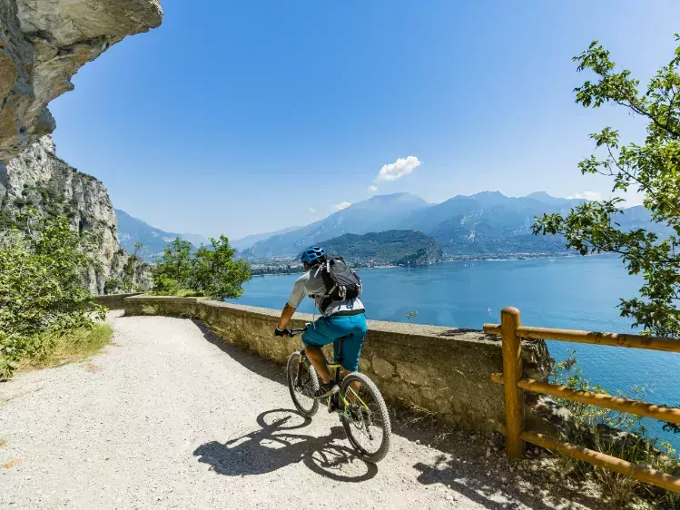Fietser bij het Gardameer in Italië