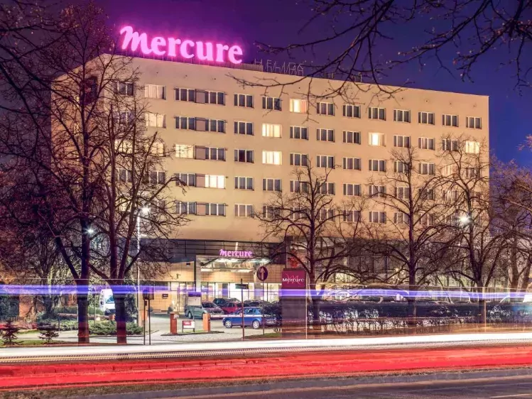 Hotel Mercure centrum Torun vooraanzicht avond