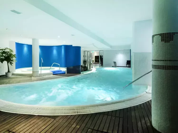 Binnenzwembad Hotel Admiral Palace