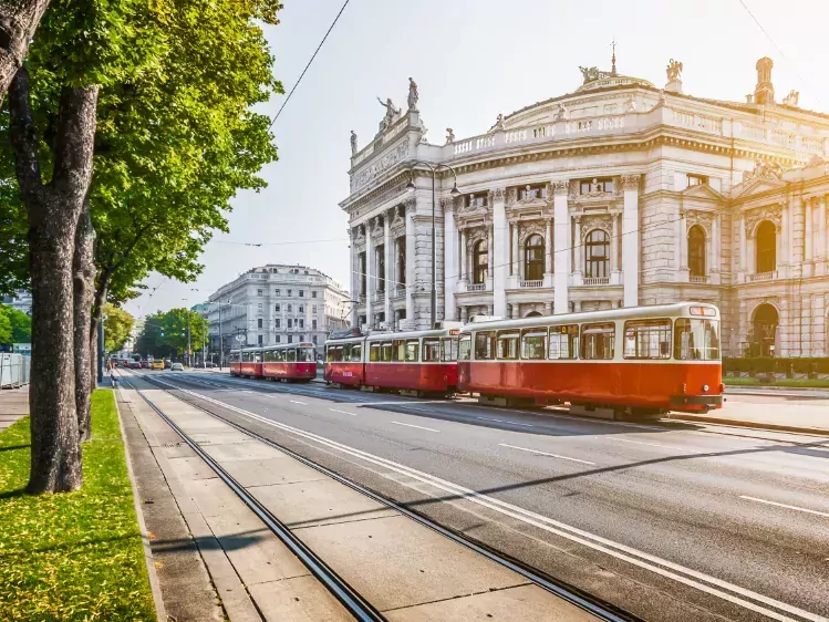 Rode tram op de Wiener Ringstrasse in Wenen
