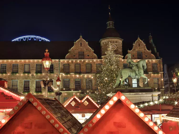 Kerstmarkt bij Jan Wellem bronze statue in Düsseldorf