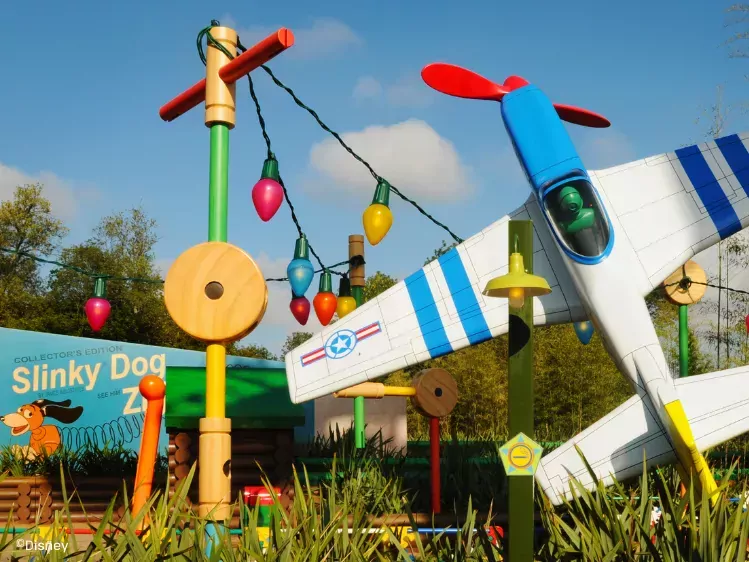 Disneyland Paris - Worlds of Pixar - Slinky Dog Zigzag Spin vliegtuig