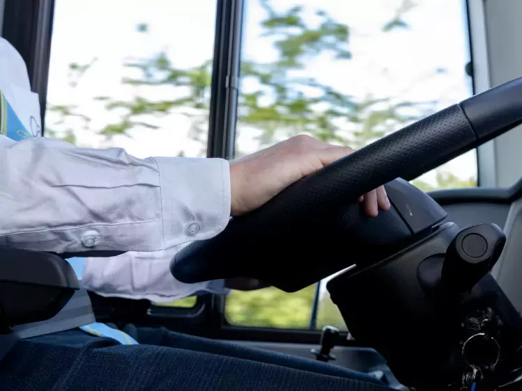 Chauffeur aan het stuur van de Excellent bus van Oad